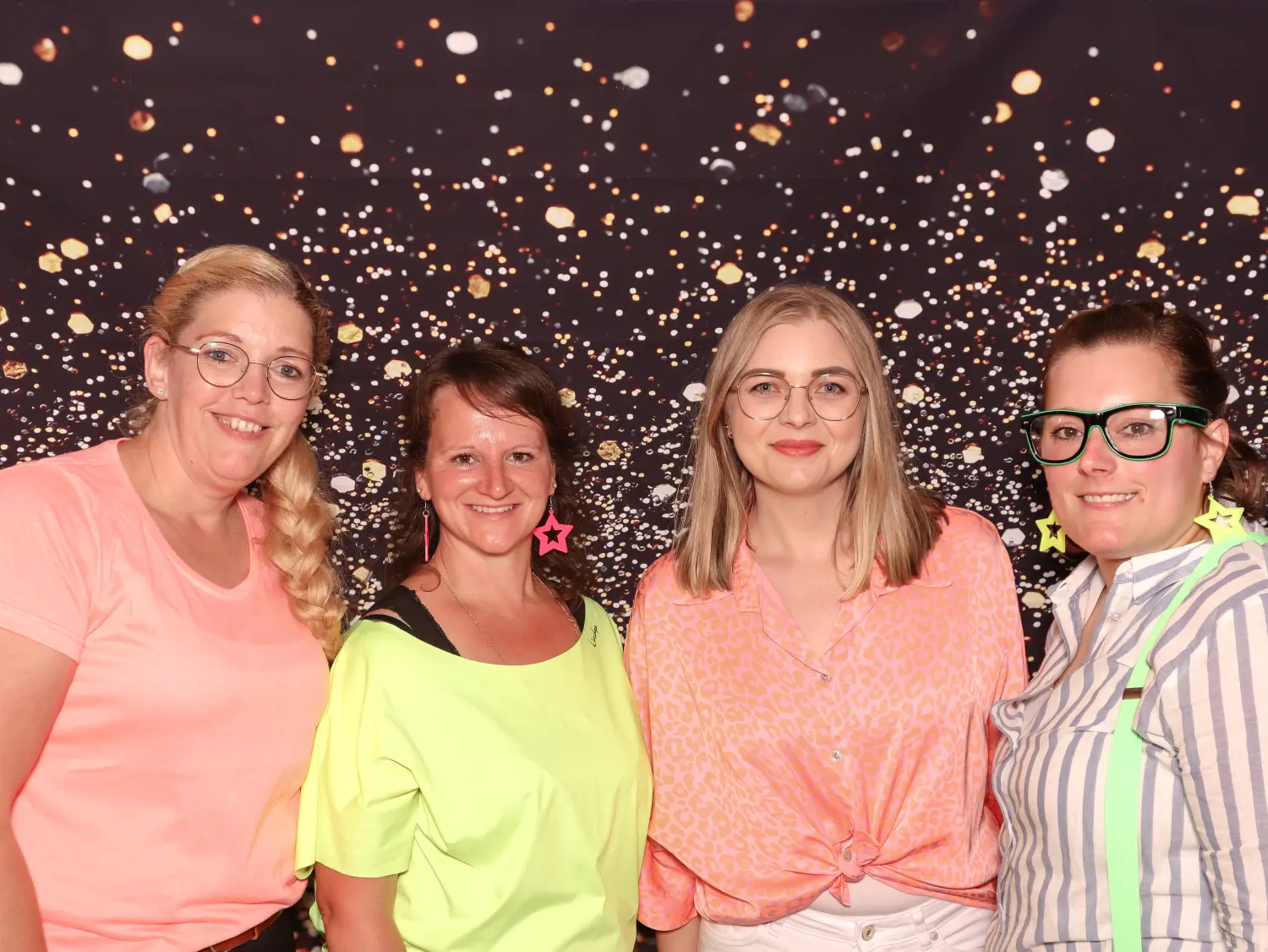 Menschen posieren für ein Foto auf der Party von EIC Mirrow Moments